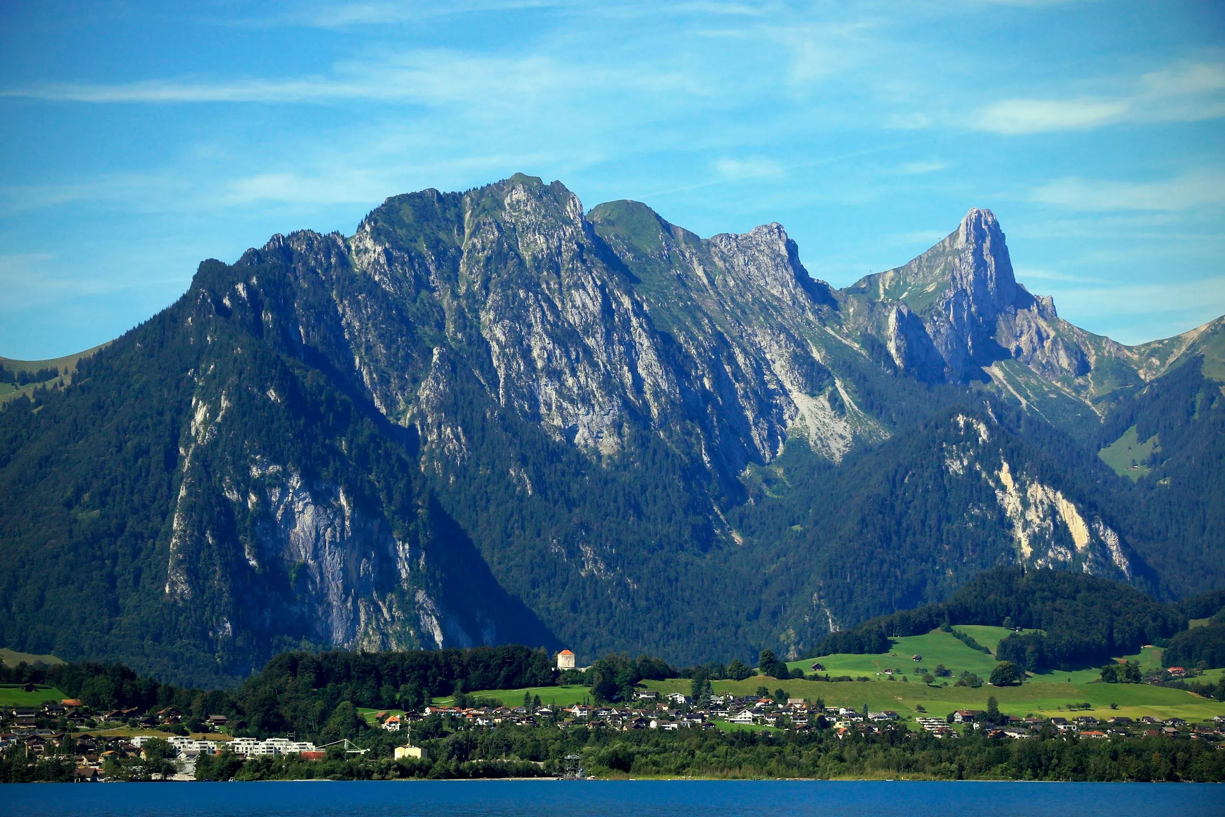 Das Stockhorn mit seiner markanten Spitze über dem Ufer des Thunersees