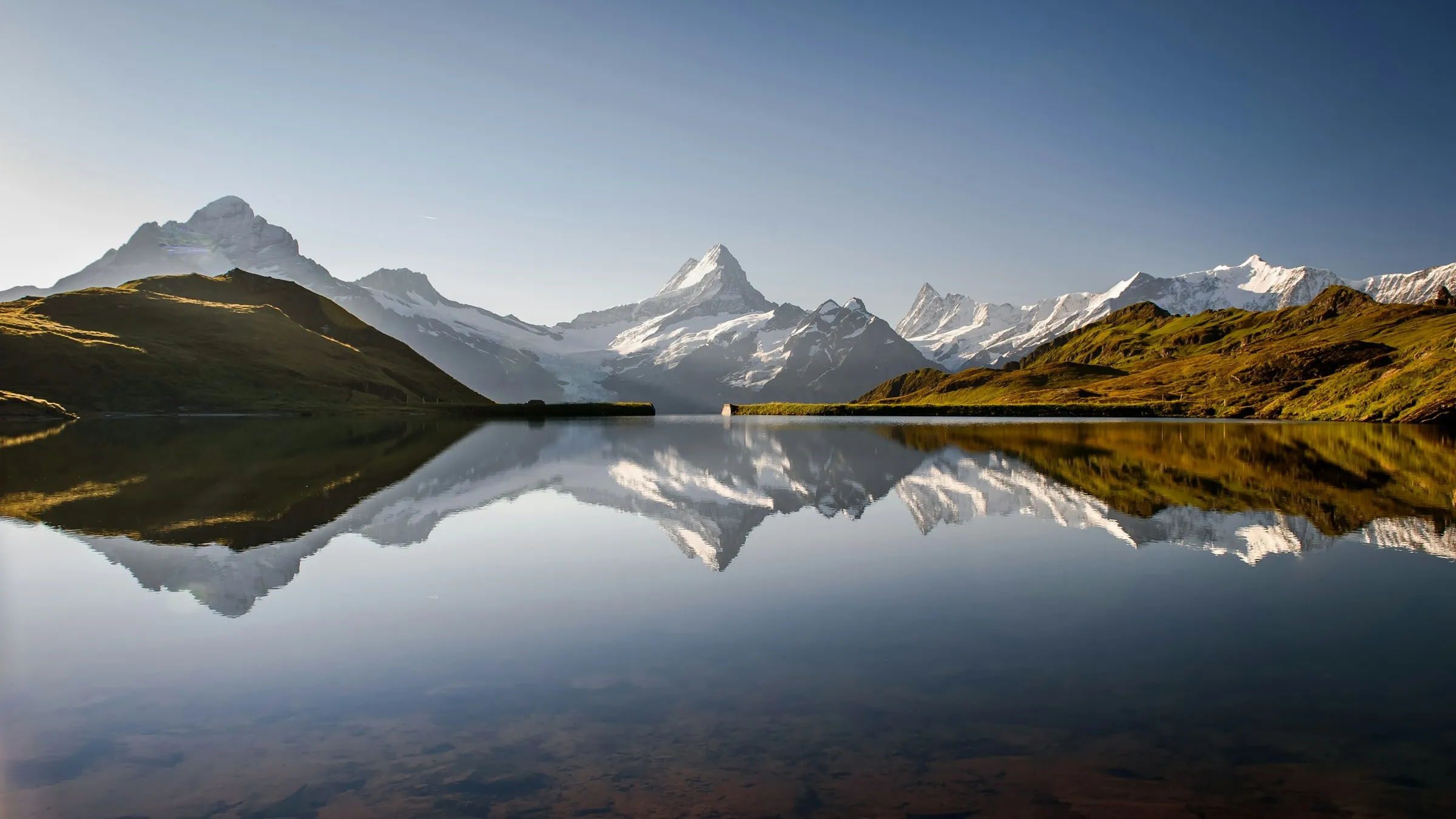 Die Gipfel über Grindelwald spiegeln sich im stillen Bachalpsee